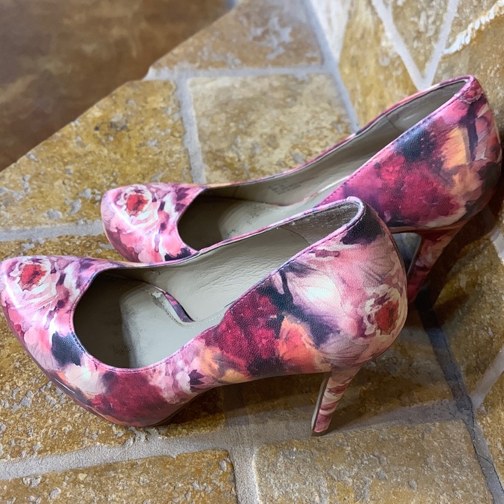 Gorgeous floral BCBG heels.